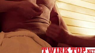 أولاد توينك لطيفين، يريدون نيك آباء عضليين أكبر في الساونا؟