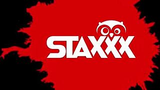 Utrolig! Asiatisk sekretær blir lekt med under telefonsamtale på jobb!