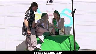 Petite 18+ blonde scouts Coco Lovelock en Haley Spades hard geneukt door stiefpa