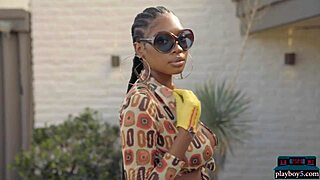 Nyla, die schwarze Playboy-Model, zieht sich aus und zeigt ihre riesigen natürlichen Titten!