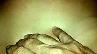 淘气手指在性感按摩中挑逗亚洲熟女？