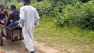 يا، شوف أبوكي وهو ينيك اثنين من القرويين وراء الكواليس!