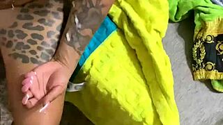 Aku Suka Ngulum Kontol Gemuk di Webcam HP