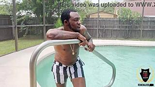 Avalon Mira de peitos grandes cavalga pau enorme de Rome Major à beira da piscina