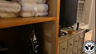 المعالج الذكر يدلك مؤخرة السمينة في فيديو ترويجي