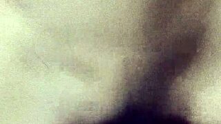 Милф находит экстремальное удовольствие с анальными игрушками, используя бейсбольную биту, чтобы глубоко просверлить ее тугую дырочку