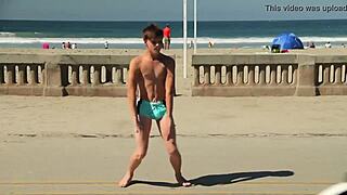 Twink táncol a strandon, speedo kidudorját mutogatva!