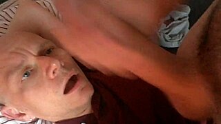 Poranna sesja karmienia spermą mnie podnieciła, chłopaki!