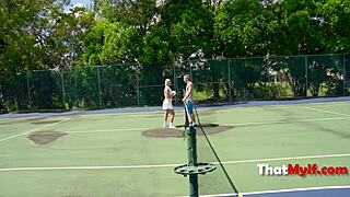 Milf Mellanie Monroe kockázatos játékot játszik a makkért