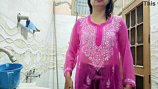 Indijska Desi devojka jebana doggy od bliskog prijatelja