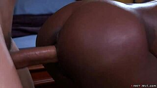 Čierne dievča v gangbangu tvrdne šukané v tesnom bondage