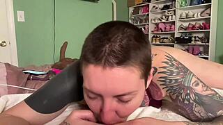 Nie tylko baw się, wetknij tego dilda w ciasną owłosioną cipkę. Rozłóż szeroko na zabawę z czczeniem dupy! 😜