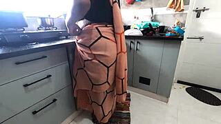 Bir adam Bengali hizmetçi Aashni Mondal'ın önünde mastürbasyon yapıyor