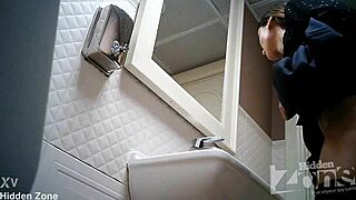 Kamera tersembunyi tangkap aksi liar di toilet bar