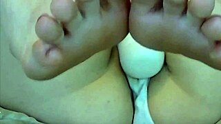 فتاة متعرقة تلعب دور مع الاهتزازي لفانتازيا الأب غير الشقيق.