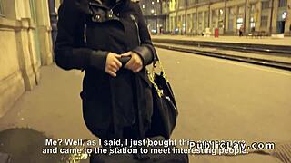 Mađarska vruškinja nabija ogromni kurac javno POV.