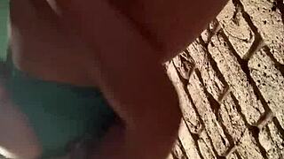 Masturbándome a toda prisa en baño público mugriento con piernas chorreando squirt