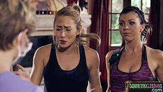 알몸 레즈비언들이 에로틱 삼인조로 손가락질과 분출해