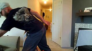 Hjärtesorgande Lånesharksaffär - Cuckold Kille Ser MILF Lida