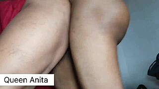 Моя мачеха готовится для меня в кровати с большой жопой и мокрой пиздой