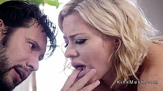 Fræk ung kvinde og milf i vild anal bondage-gruppespil?