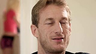 娇小18+青少年与老男人分享电影亲密时刻