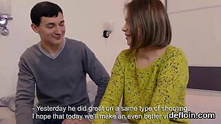 Novinha fofa abre a buceta arreganhada pra desfloramento