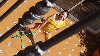 偷窥者从阳台看到辣邻居尿在性感房东老婆身上