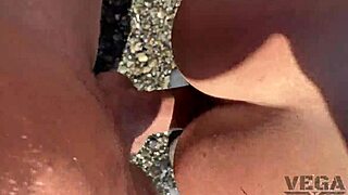 Quatro Estudantes Sem-Teto Fodem uma Estudante na Praia. Ação Selvagem ao Ar Livre!