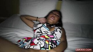 Hei, vil du se ladyboy Mos gi footjob og kjøre uten kondom?