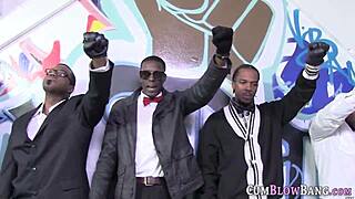 Slanke tiener 18+ domineert blowbang, zuigt en trekt aan enorme BBC's met vaardigheid.