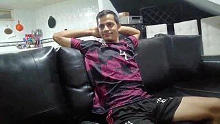 哇，我的继兄足球回来累了！我得用热辣动作帮他放松！