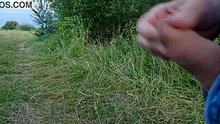 Ich wichse neben einer vollbusigen blonden Fremden und sie schaut mir zu