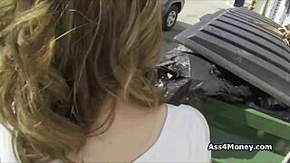 Јебем сломљену тинејџерку са огромним сисама на паркингу.