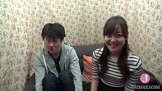 男と女の友達がラフセックスに踏み切れる？ 素敵なサラ、20歳が日本のワイルドな出会いで主演