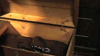 Twee meisjes ondergaan strenge slaven training onder een felle Tsjechische meesteres. Het is intens!