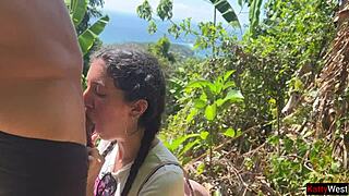 जंगल की लड़की को होटल फन के लिए उठाया और और भी