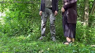 MILF excitée et ronde essuie une bite dans le parc public après avoir pissé ! 😲