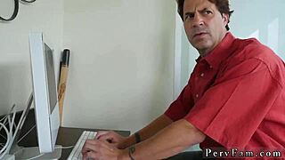 Mlada bejba se skriva in divje fuka s starejšim tipom (mlada, starejši)