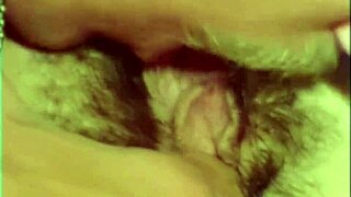 John Holmes och Lesllie Bovee knullar hårt i retro hotells-scen