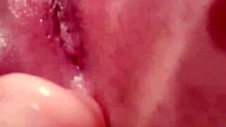 자위하면서 큰 엉덩이를 애널 장난감으로 박살내