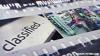 L'officier Jmac glisse sa bite derrière Natana Brooke en la punissant pour vol au boulot