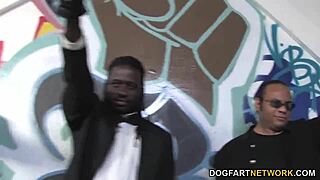 Wow! Aiden Aspen tar på sig vild interracial gangbang! 😍