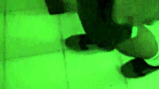 LatinLeche - Latino Stud पहली बार gay action में cock sucks करता है cash के लिए