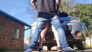 Nevlastní dcera tvrdě vymrdaná v jejím prvním autě starým chlapem na veřejnosti. Těsná mladá křičí!