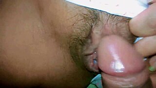 Hermanastro invade o quarto privado da hermanastra pequena