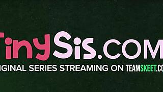 Мащеха води Alina West през интензивно разтягане на анал