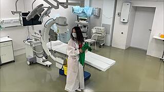 Mand, denne overvågningskamera fangede en falsk læge der knepper en boble-røv patient på et rigtigt hospital. Den grove skrivebords action var vanvittig!