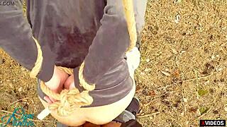 Våt MILF ber om offentlig creampie i truser under utendørs POV action. Kom inni nå!