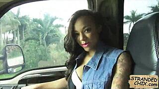 Ebony najstnica 18+ Diamond Monroe jebe za denar na javnem! Norost!